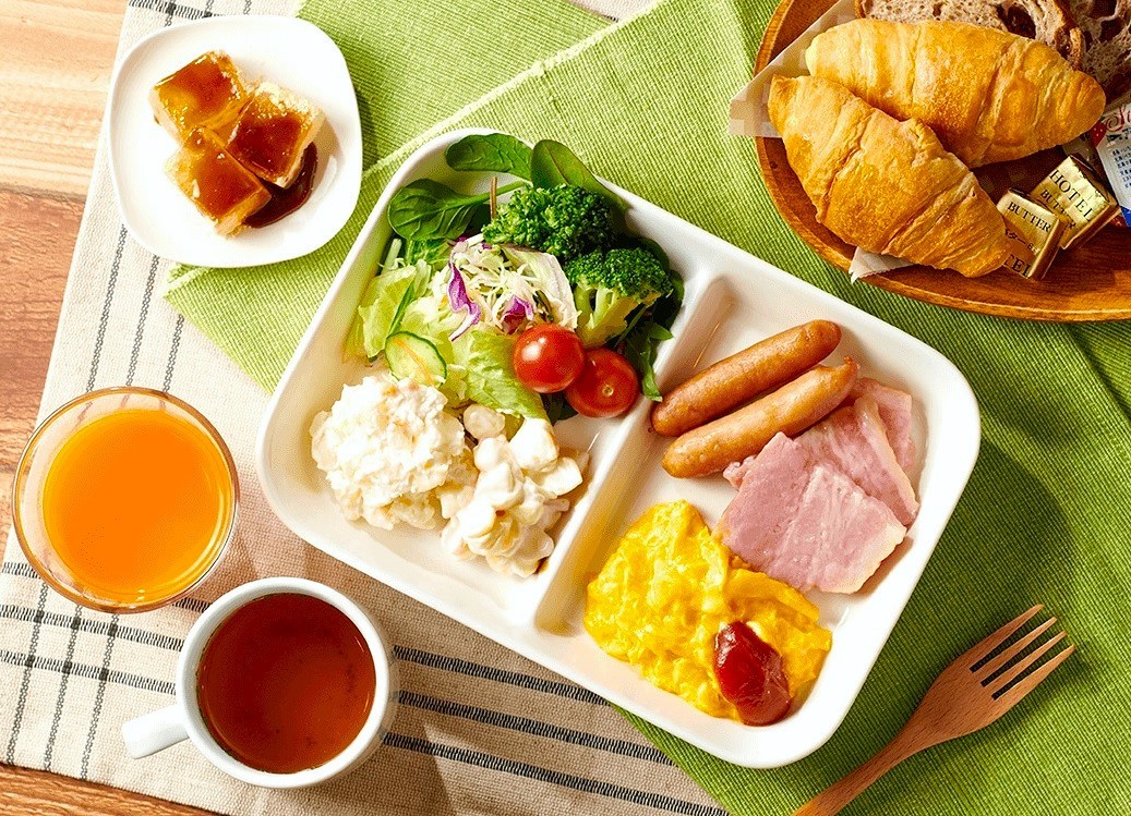 Breakfast plate, scrambled egg bacon sausage, potato salad,bread